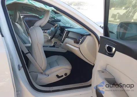 2021 Volvo Xc60 T5 Momentum z USA, uszkodzony, nr VIN YV4102DK2M1685207